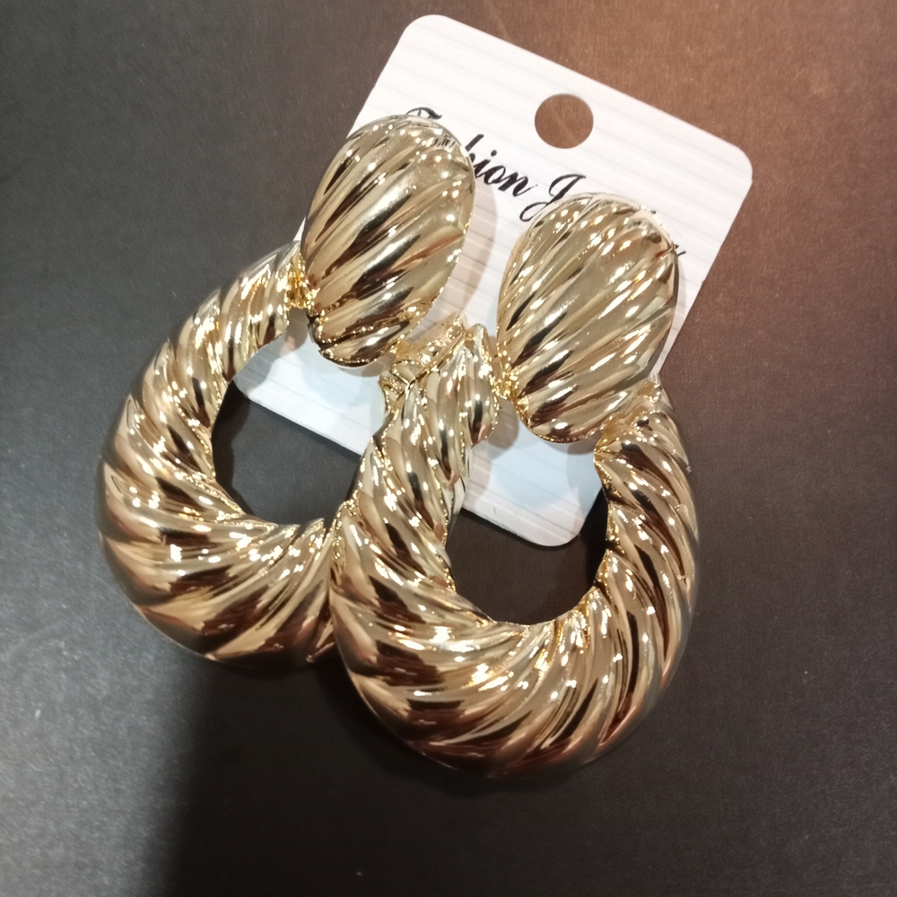 Elegant Gold Twisted Hoop Earrings